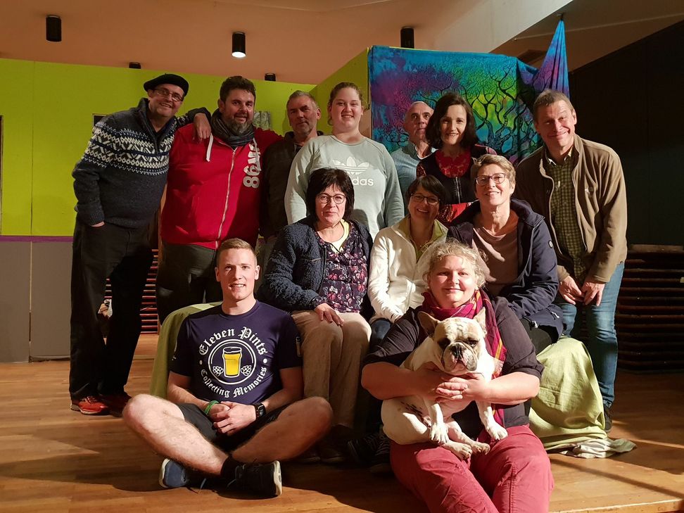 1. Reihe: Mike Weber , Inka Schlemmer und Mücke, 2. Reihe: Antonia Prinz, Veronika Streitz und Martina Schmalen, 3. Reihe: Norbert und Kurt Blasen, Michael Fisch, Vera Kauth, Erwin Lutgen, Brigite Schmalen und Rudi Moos. Foto: Josefa Kauth