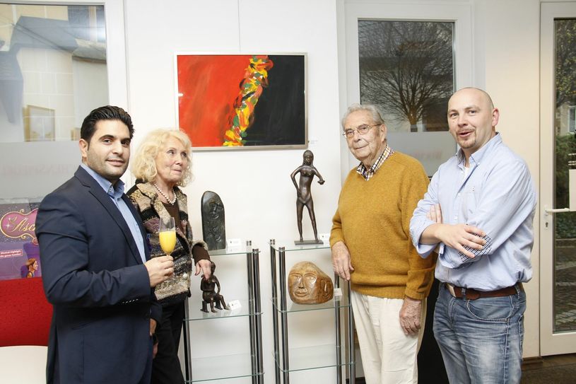 WochenSpiegel-Geschäftsstellenleiter Serkan Basar (v.l.n.r.) mit Eva-Maria Kreuter, Dr. Horst Saul und Redakteur Thorsten Wirtz bei der Ausstellungseröffnung. Foto: K. Angel