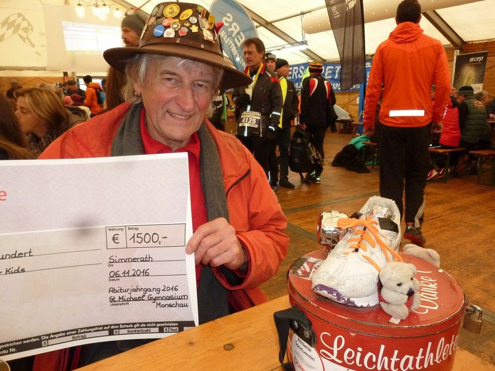 Erschüttert von den Ausführungen Peter Borsdorffs spendeten Sportler und Besucher des Rursee-Marathons eifrig für »Running for Kids«.