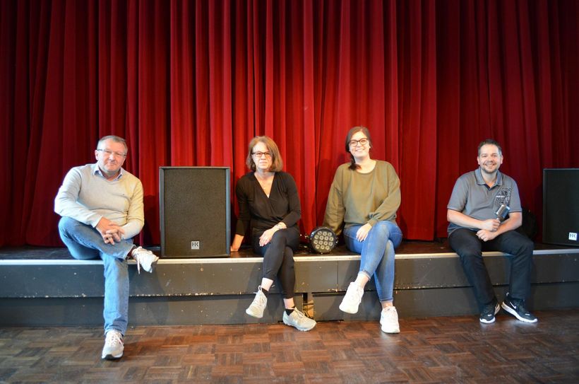 Das Kasino-Kulturteam auf der Bühne des Veranstaltungsortes, v.l.: Eric Naunheim, Andrea Veit (Banquette-Leitung), Christina Leibham (Projektleitung) und Matthias Lanz (Technikleitung). Foto: Kreller