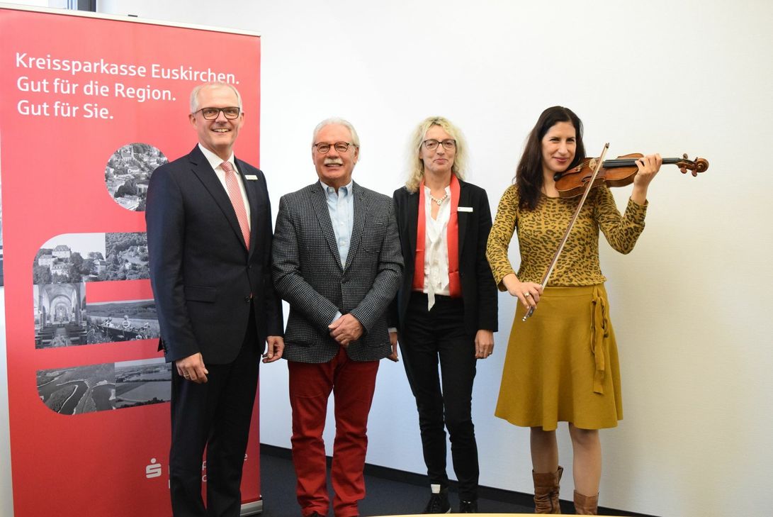 Präsentierten gemeinsam das Programm: Mitglied des Vorstandes der Kreissparkasse Euskirchen (KSK) Holger Glück, Geschäftsführer von Kik e.V. Klaus Linden, Rita Witt, Vorsitzende der KSK-Bürgerstiftung und die peruanische Geigerin Patricia Portz von »Emoción«. Foto: Breuer