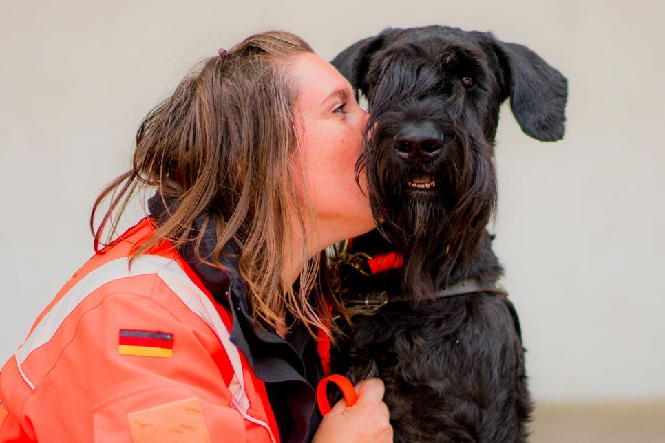 Mehr als nur ein gutes Team: Sharo findet mit seiner Hundeführerin Esther Lentes die vermisste Person.  Foto: Robert  Wilm