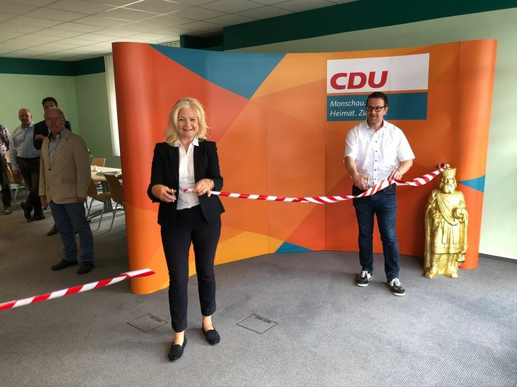 Bürgermeisterin Margareta Ritter und CDU-Vorsitzender Micha Kreitz eröffnen das Bürgerbüro der Monschauer Christdemokraten in Imgenbroich.