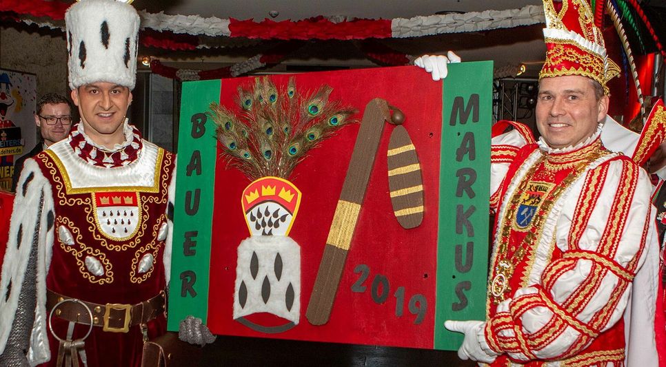 Der Mechernicher Prinz präsentiert Bauer Markus das für ihn angefertigte Schmuckbild. Foto: Paul Düster/pp/Agentur ProfiPress