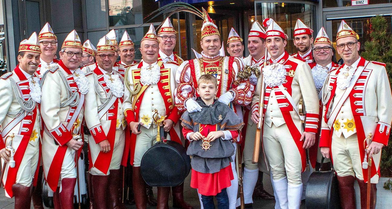 Kölner Prinzengarde umringt erfreut Prinz Peter IV. Foto: Paul Düster/pp/Agentur ProfiPress