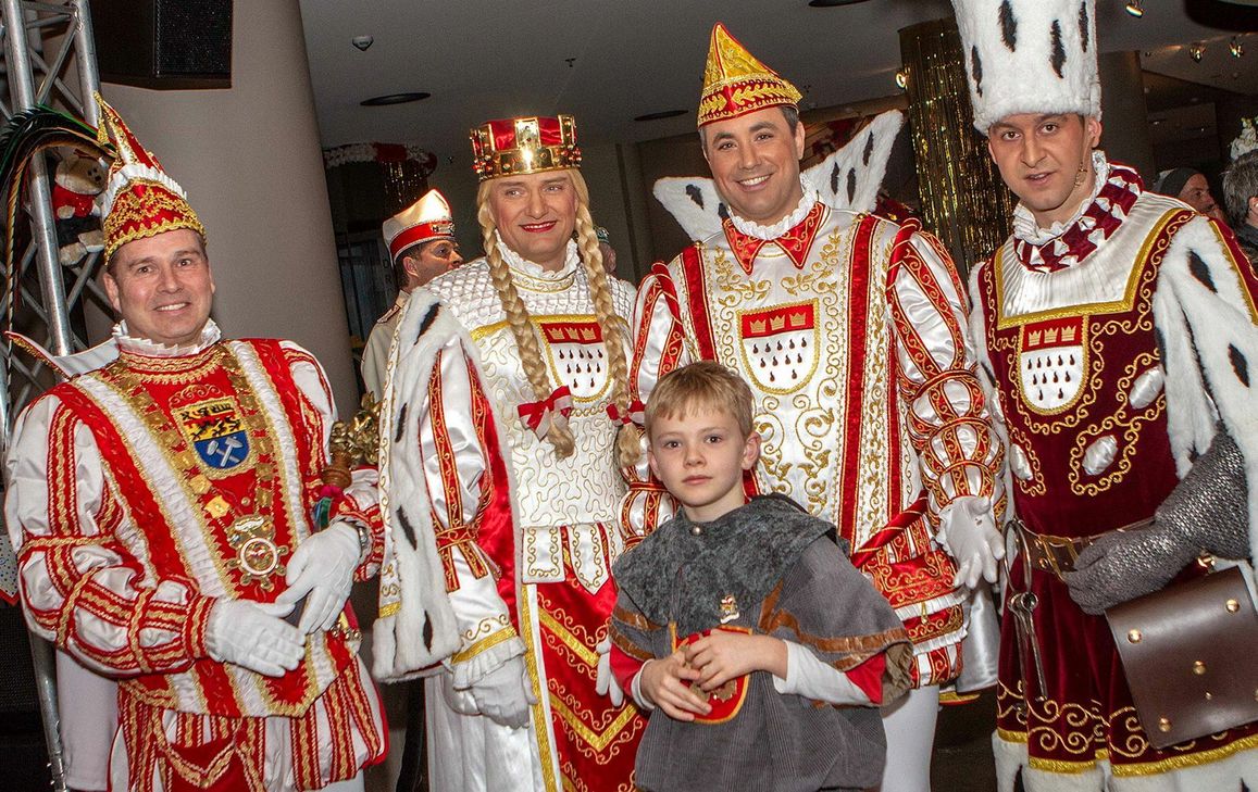 Fühlten sich wohl: Prinz Peter IV. und Sohn Lukas mit dem Kölner Dreigestirn. Foto: Paul Düster/pp/Agentur ProfiPress