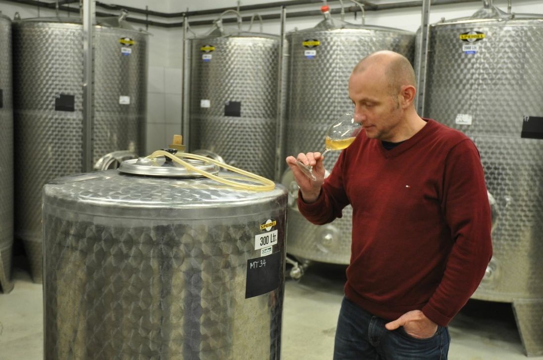 Martin Cooper ist experimentierfreudig. Sein Orange-Wein wird 40 Tage mitsamt Schalen vergoren und ist wirklich orangefarben.