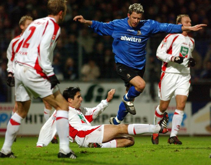 Liebeserklärung an die Eintracht: Nico Patschinski (43) – hier im Duell mit gleich vier Spielern des 1.FC Köln - spielte von 2003 bis 2005 für den SVE. Im „Elf-Freunde-Interview“ im Oktober 2019 sagte der „Weltpokalsiegerbesieger“ und Kultstürmer von St. Pauli und Union Berlin nach seiner Karriere: „Auf dem Sterbebett werde ich einer Sache nachtrauern: dass ich in der Saison 2004/05 kein weiteres Tor für Eintracht Trier gemacht habe. Wir sind damals aus der zweiten Liga abgestiegen, weil uns ein verdammtes Tor gefehlt hat. … Wenn ich morgen im Lotto gewinne, kaufe ich mir ein Haus in Trier.“ Foto: Archiv