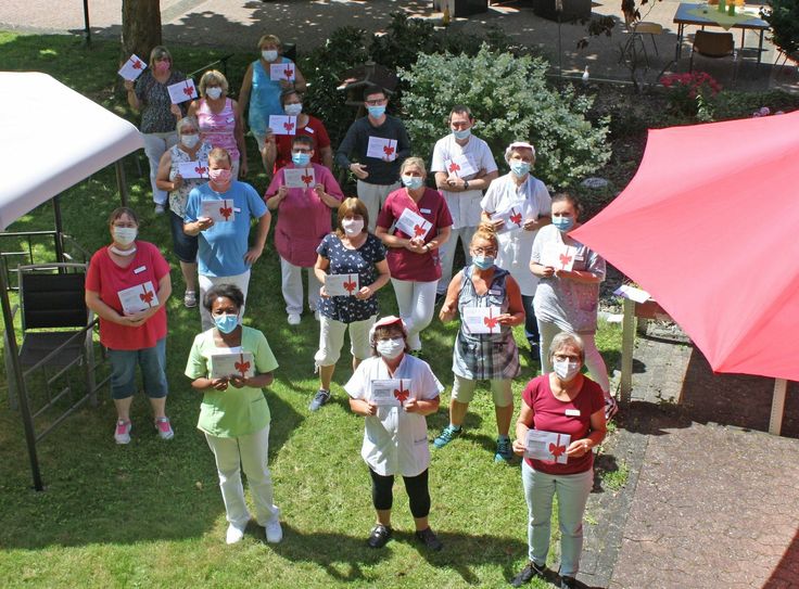 Die Restaurant-Gutscheine kamen bei den Mitarbeiterinnen und Mitarbeitern des Dr. Theodor-Fricke-Altenpflegeheims sehr gut an. Die selbst genähten Masken waren insbesondere zu Beginn der Pandemie eine große Hilfe für die Pflegeeinrichtung. (Fotos: Kreuznacher Diakonie)