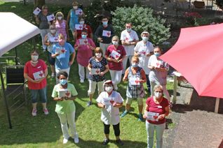 Die Restaurant-Gutscheine kamen bei den Mitarbeiterinnen und Mitarbeitern des Dr. Theodor-Fricke-Altenpflegeheims sehr gut an. Die selbst genähten Masken waren insbesondere zu Beginn der Pandemie eine große Hilfe für die Pflegeeinrichtung. (Fotos: Kreuznacher Diakonie)
