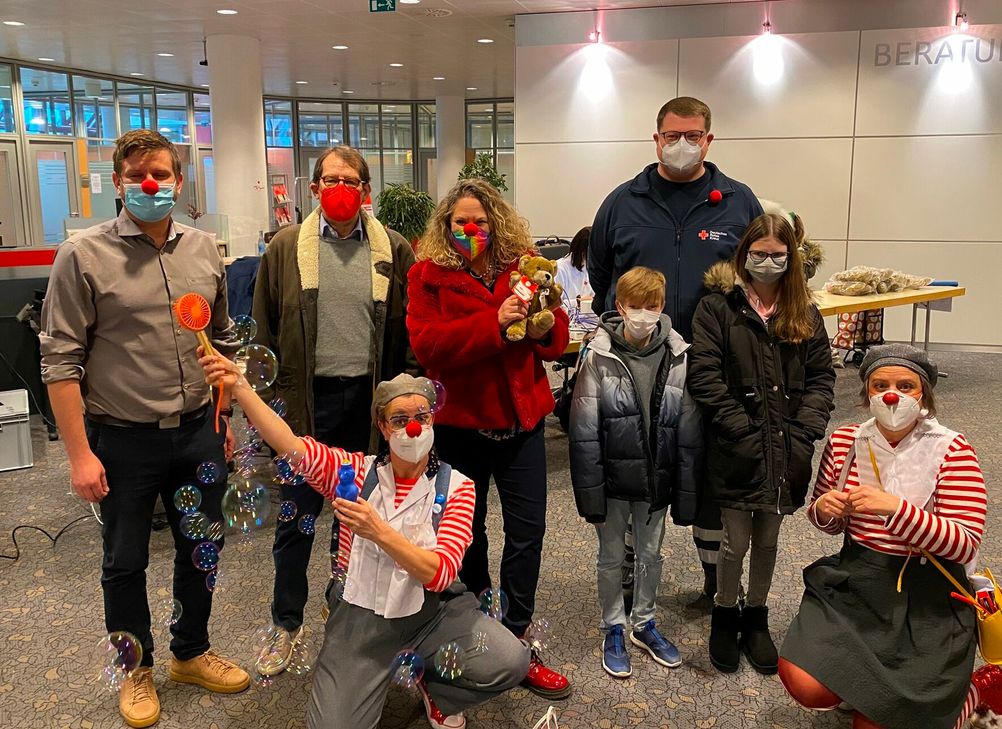 Dank der Clowndoktoren vergingen die Wartezeiten beim ersten Kinder- und Familienimpftag im Nu.