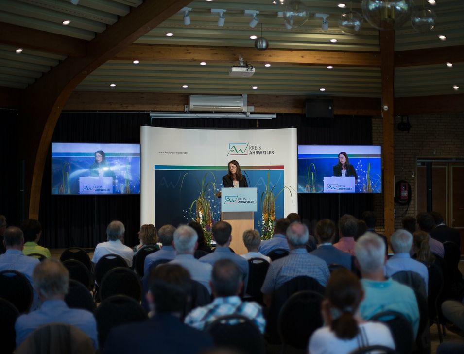 Landrätin Cornelia Weigand begrüßte die Teilnehmenden des ersten Wissenschafts-Praxis-Dialogs im Forschungsprojekt "KAHR" in der Rheinhalle Remagen.