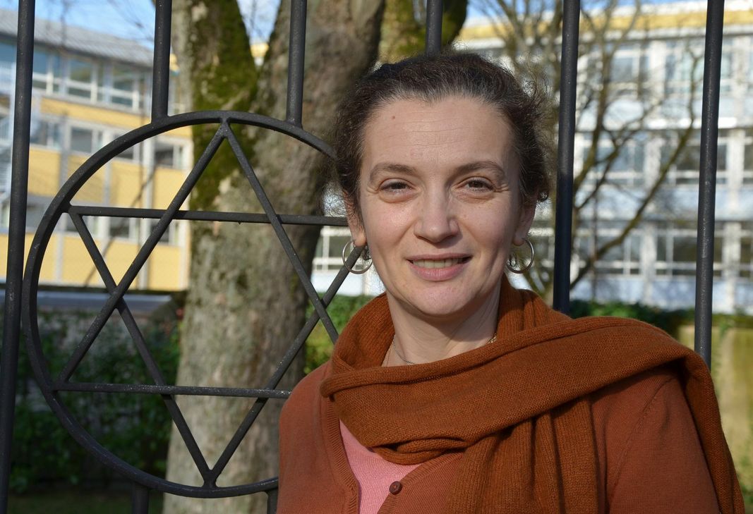 Jeanna Bakal (Vorsitzende der Jüdischen Kultusgemeinde Trier): "Ein klares Nein zu der Veröffentlichung dieses Buches. Unser Volk hat schon genug gelitten, da müssen keine alten Wunden aufgerissen werden. Mein Vater und meine Großmutter waren auch Opfer des Holocaust. Ich sehe 'Mein Kampf' als Quelle des Bösen und möchte nicht in öffentlichen Buchhandlungen darauf stoßen."