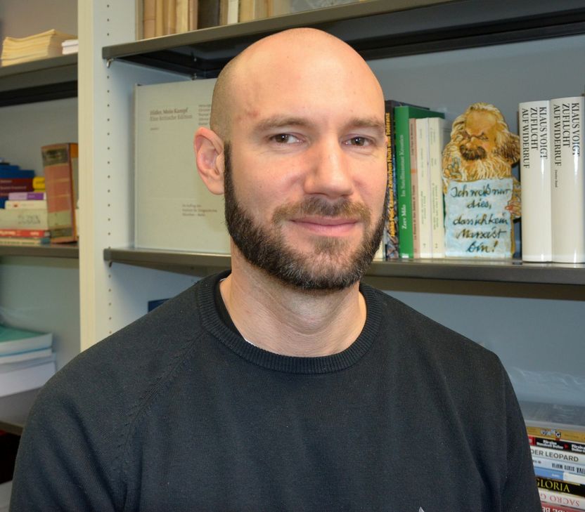 Dr. René Moehrle (Historiker, Neuere und Neueste Geschichte, Universität Trier): "Die wissenschaftlich aufbereitete kritische Ausgabe begrüße ich sehr. Wer sich das Buch kauft, kauft nicht 'Mein Kampf'. Es ist keinesfalls gleichzusetzen mit der Originalausgabe. In Anbetracht der heutigen Flüchtlingssituation halte ich es nicht für gefährlich; das eine ist Populismus und das andere ist Wissenschaft."