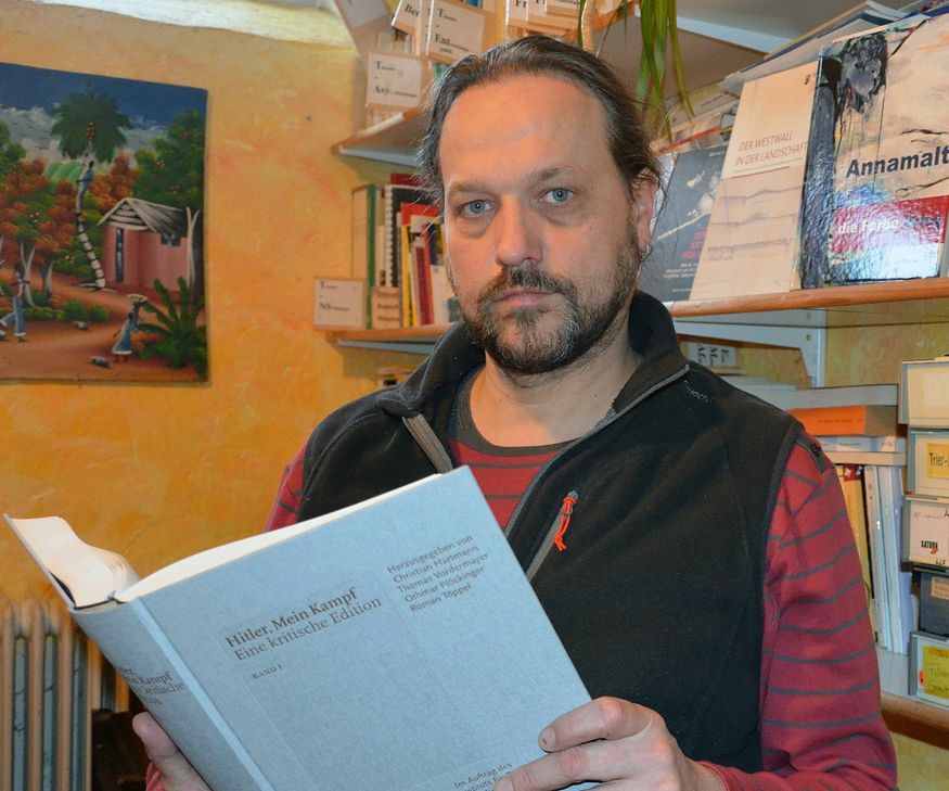 Markus Pflüger (Referent für Friedensarbeit, AG Frieden Trier): "Zuerst dachte ich mir: 'Muss das sein?', kurz darauf dachte ich: 'Ja, das muss sein!' Die kritische Edition sorgt mit der historischen Aufarbeitung für eine bessere Einordnung und die Entzauberung des ehemals verbotenen Pamphlets. Ebenso für nachfolgende Generationen, denen kein direkter Kontakt zu Zeitzeugen mehr möglich ist, ist es von enormer Bedeutung, die subtile Verführung zu erkennen. Auch im Engagement gegen Rechtsradikalismus und Rassismus ist diese kommentierte Ausgabe wichtig."