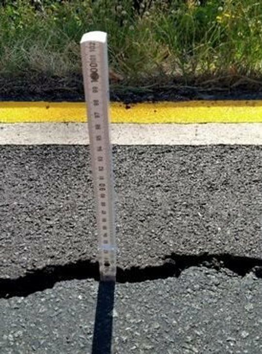 Auf der talseitigen Fahrspur der B 421 ("Zeller Berg")haben sich bis zu 80 Zentimeter tiefe Risse und Setzungen des Untergrundes gebildet.
