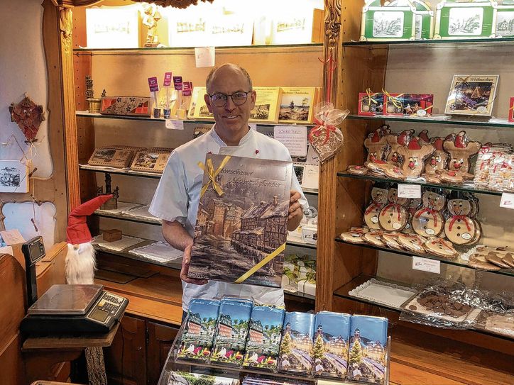 Konditor Jochen Kaulard präsentiert den neuen Adventskalender des Monschauer Cafés. Foto: T. Förster