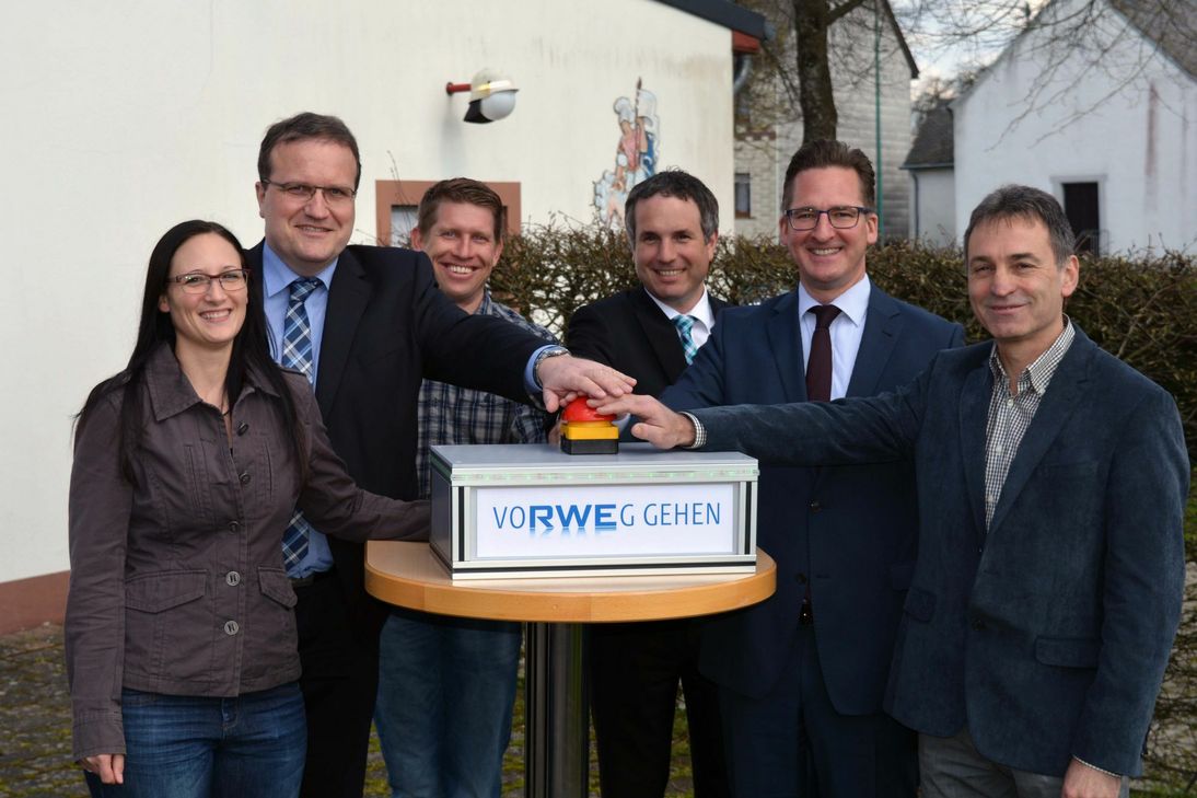 Gemeinsam kamen Repräsentanten aus der Ortsgemeinde, der Verbandsgemeinde und von RWE in Heddert zusammen und gaben am Gemeindehaus den symbolischen Startschuss für das schnelle Internet in der Ortslage. Mit dabei (von links): Vera Jost und Bürgermeister Martin Alten (beide Verbandsgemeinde Kell am See), Markus Kettern (1. Beigeordneter), Rainer Jakobs und Michael Arens (beide RWE) sowie Ortsbürgermeister Josef Wagner. Foto: FF