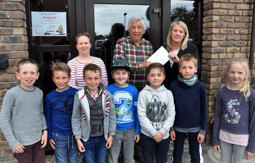 Schmidter Kommunionkinder unterstützen die Hilfsgruppe Eifel.