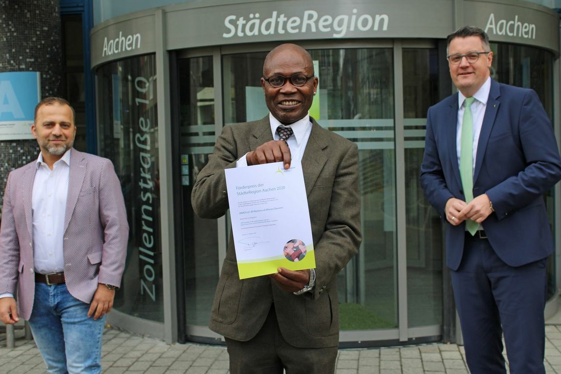 Der Verein ANAD e. V. aus Simmerath hat von Städteregionsrat Dr. Tim Grüttemeier (r.) den Förderpreis »Miteinander« erhalten. Stellvertretend für alle Vereinsmitglieder hat Frank Blessed–Amissah die Auszeichnung entgegengenommen, die besonderes Engagement gegen Rassismus und Fremdenfeindlichkeit würdigt. Foto: Barbara von Rey
