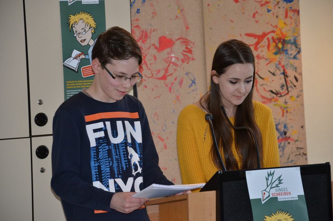Die Nachwuchsautoren Richard (11 Jahre) und Annika (15) begeisterten die Zuhörer der Schreibwerkstatt.