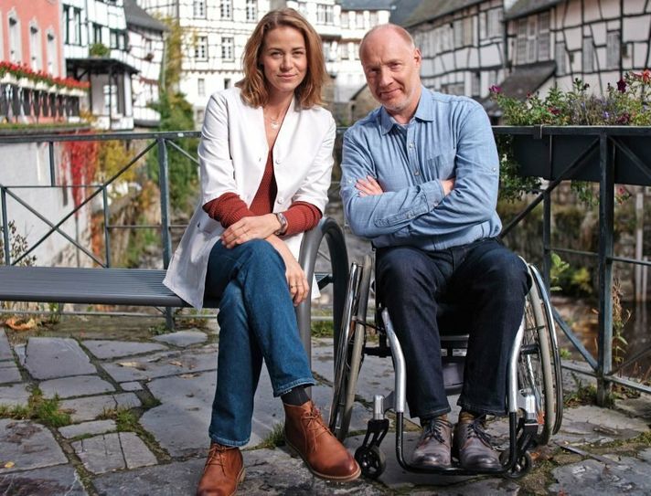 Dr. Chris Wegner (Simon Schwarz) und Versorgungsassistentin Vicky Röver (Jessica Ginkel) arbeiten zusammen in einer Praxis in Monschau. Zu sehen ist die »Eifelpraxis« am 9. und 16. September im Ersten.