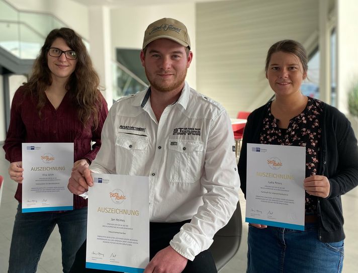 Von links: Elisa Jülich, Jan Heimes und Lydia Peters haben ihre Ausbildung mit der Note »sehr gut« abgeschlossen.