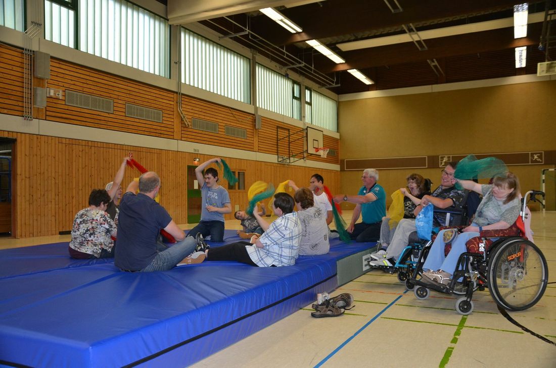 Sich gemeinsam bewegen und Spaß haben: Die inklusive Sportgruppe in derDreifachturnhalle am Berufskolleg bringt Sportbegeisterte mit und ohne Handicap zusammen. Foto: Fö