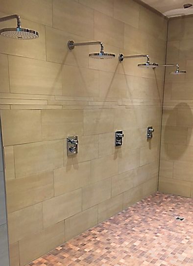 Erneuert und modernisiert wurden die Duschen im Innenteil des Saunabereichs im Obergeschoss. Foto: pp/Agentur ProfiPress