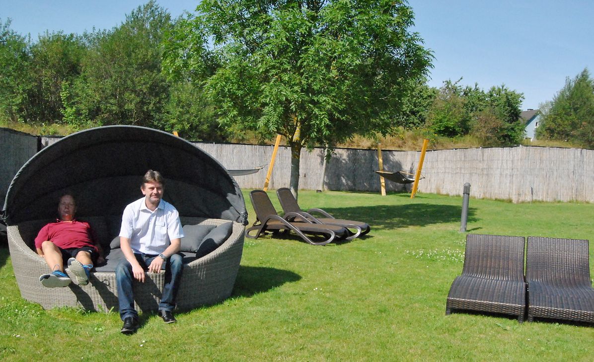 Betriebsleiter Jörg Schaefer freut sich, dass die Saunagäste der Eifel-Therme ab sofort unter Holzdächern geschützt duschen können. Foto: Renate Hotse/pp/Agentur ProfiPress