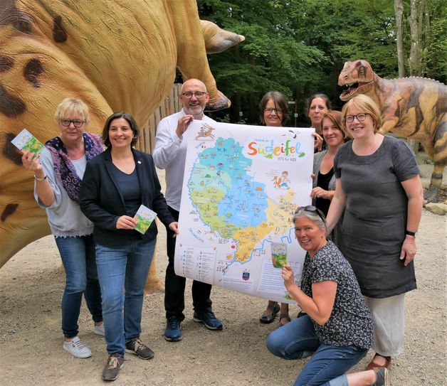 Susanne und Josef Hammen präsentieren im Dinosaurierpark in Ernzen die neue Familien-Erlebniskarte Südeifel.           Foto: E. Wagner