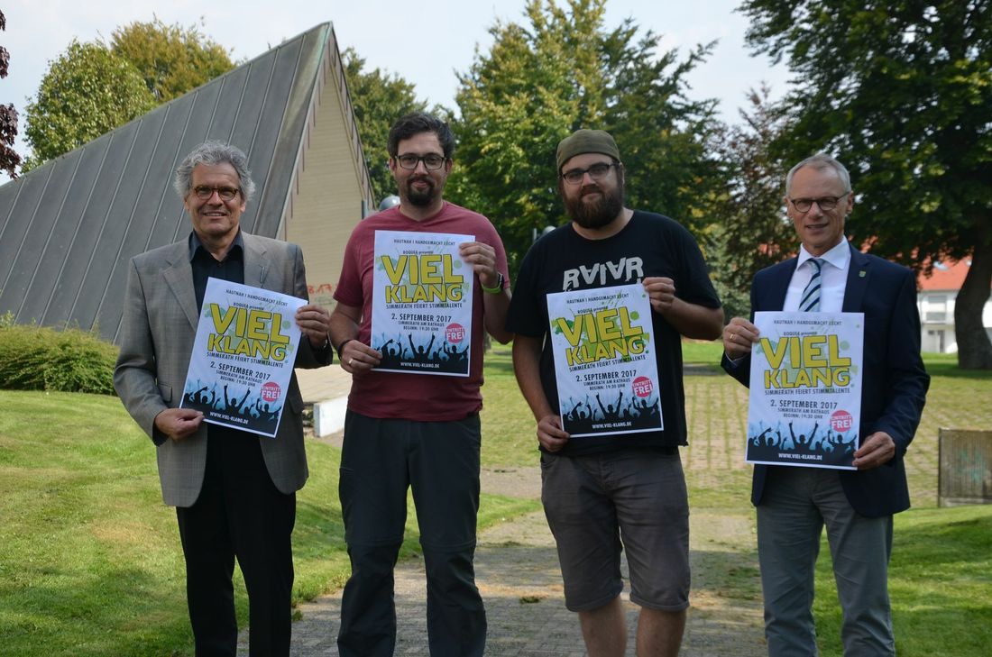 Die Organisatoren von Roque4, Markus Wimmer und Patrick Pahlke, freuen sich gemeinsam mit Bürgermeister Karl-Heinz Hermanns und Lars Harmens von den Förderern der »Simmerath Marketing GmbH« auf »Viel Klang« am Simmerather Rathausplatz.Foto: Fö
