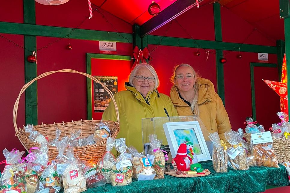 Der Charity-Stand auf dem Weihnachtsmarkt wird an diesem Wochenende vom Freundschaftskreis Friedensdorf betrieben.