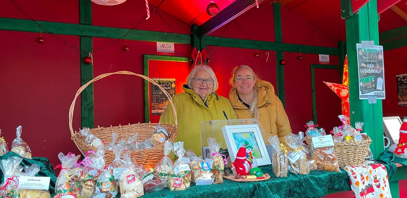 Der Charity-Stand auf dem Weihnachtsmarkt wird an diesem Wochenende vom Freundschaftskreis Friedensdorf betrieben.