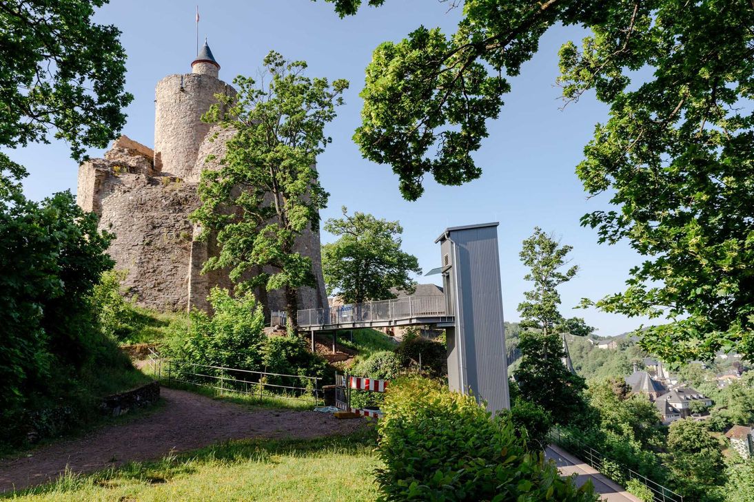 Die SaarBurg kann ab sofort barrierearm mit einem Aufzug erreicht werden. Foto: Sven Bauer