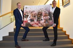 Lions-Präsident Christopher Wust und Erik Gregori präsentieren das Motiv des Adventskalenders. Es fehlt Wolfgang Nass.