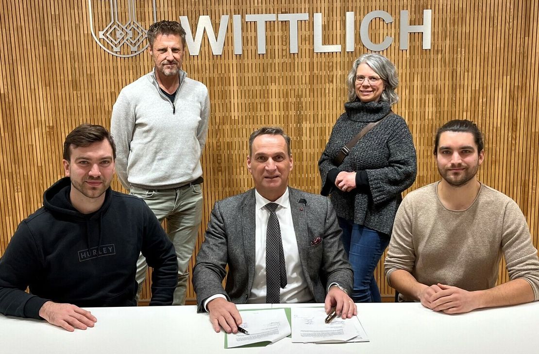 Bürgermeister Joachim Rodenkirch und die  Brüder Niklas und Jonas Butzen unterzeichnen den Pachtvertrag für den Wohnmobilstellplatz Zweibächen in Wittlich. Mit dabei: Fachbereichsleiter Rainer Wener (hinten li.) und die Leiterin der Tourist-Information Wittlich Nicole Baller.