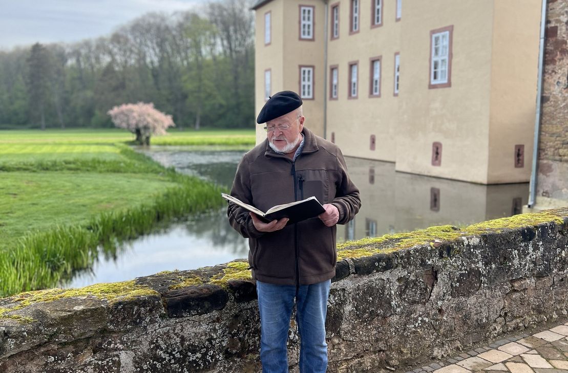 Natürlich ist auch Manfred »Manni« Lang Teil der Kampagne »Mir kalle Platt«. Er ist seit langen Jahren mit seiner beliebten Rubrik »Manni kallt Platt« fester Bestandteil des WochenSpiegel. Seine Kolumnen und Videos findet man auch unter www.wochenspiegellive.de, den Social Media Kanälen des WochenSpiegel und  unter www.youtube.com/@Wochenspiegellive