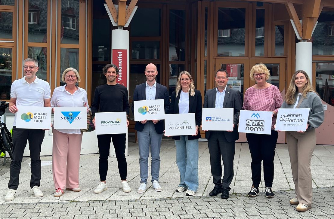 V.l.: Fabian Kirsch (inMedia), Bärbel Kreuter (Nürburg Quelle), Andreas Häb (Provinzial Häb, Hayer & Leyendecker), Thomas Scheppe (Bürgermeister der Verbandsgemeinde Daun), Vera Esch (GesundLand Vulkaneifel), Thomas Klassmann (Volksbank RheinAhrEifel), Ulrike Meffert (Apra) und Elena Molitor (Lehnen & Partner) bei der Pressekonferenz zum Maare-Mosel-Lauf