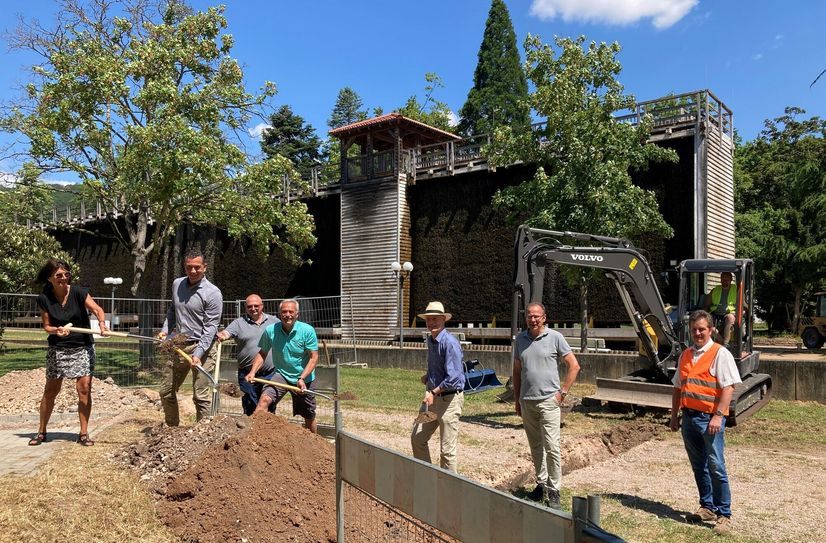 Jetzt rollen die Bagger: OB Letz, Vertreter des Ortsbeirats um Ortvorsteherin Dr. Bettina Mackeprang, Hans Sifft (Tiefbau- und Grünflächenamt) und Vertreter des Ingenieurbüros Giloy &amp; Löser und Bellmann gaben den Startschuss für den Umbau.