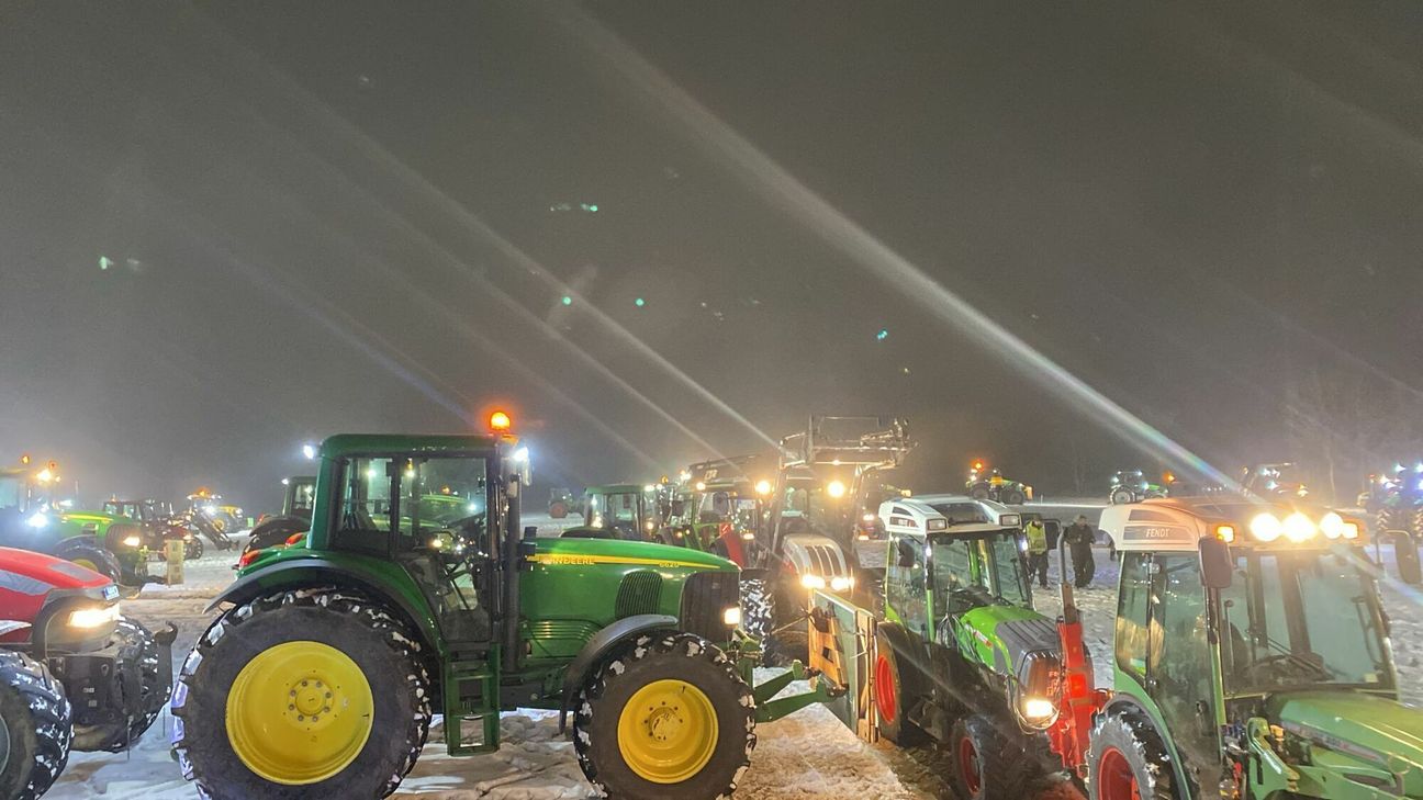 Mit landwirtschaftlichen Fahrzeugen gestalteten sie einen „leuchtenden Traktor“.