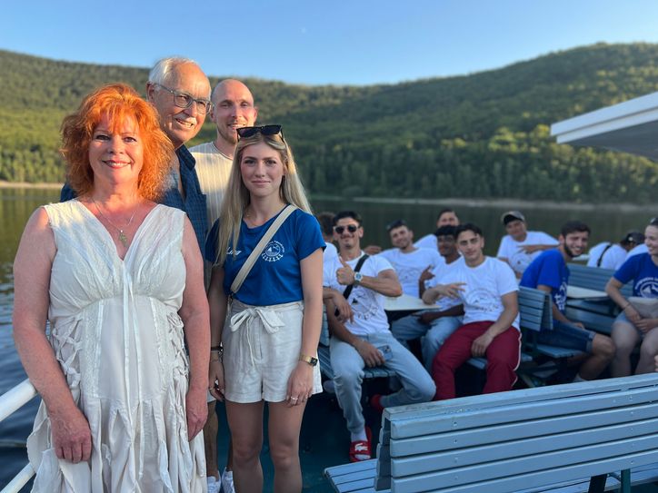 Uschi Brammertz, Georg Suchotzky, Stephan Mayer und Lina Lambertus freuen sich über das erfolgreiche 14. Integrative Segel-Jugendcamp am Rursee. Foto: Scheffen