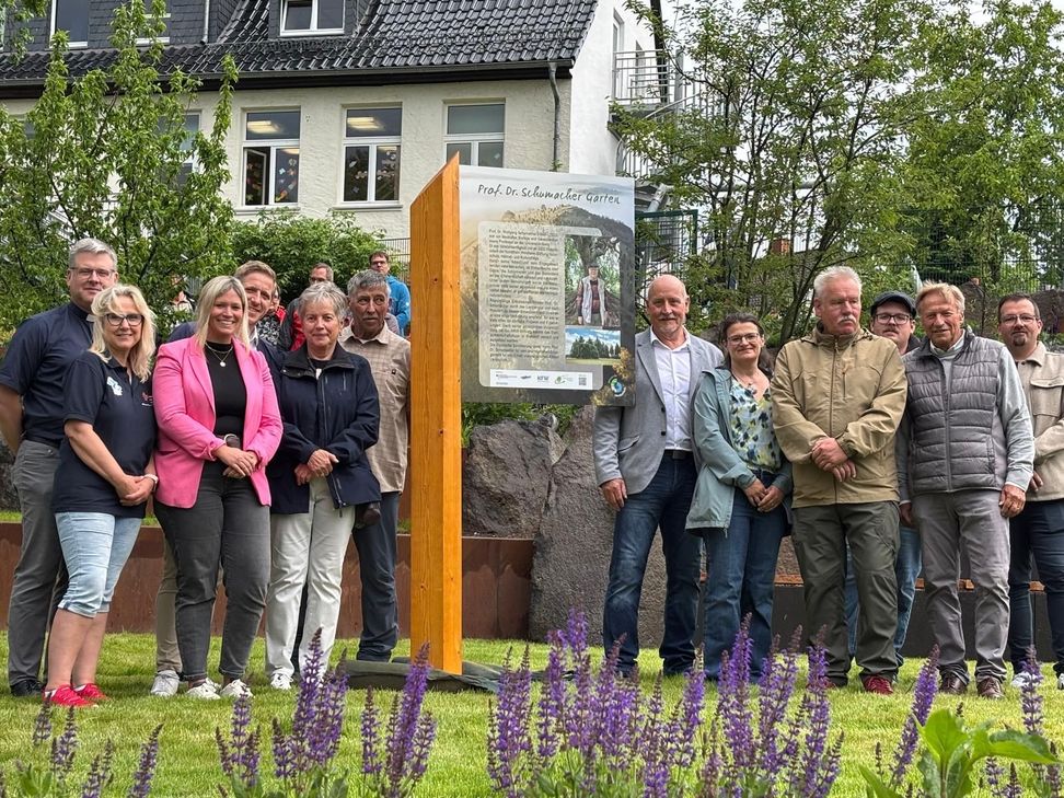 Als der Regen nachgelassen hatte, konnte man den neuen Prof. Dr. Schumacher Garten auch unter freiem Himmel einweihen.