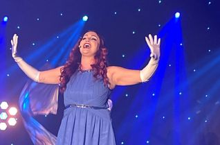 Elisa Rehlinger  begeisterten bei „It’s a Woman’s World“ in der Hochwaldhalle Hermeskeil. Sie war nicht nur eine fabelhafte Sängerin, sie war auch verantwortlich für die komplette Inszenierung der Show.