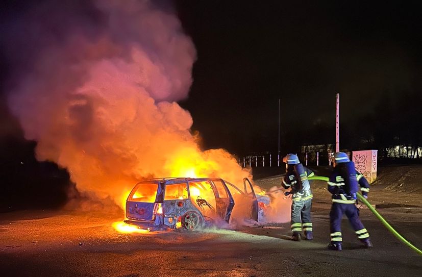 Die Feuerwehrleute waren rund 90 Minuten lang im Einsatz. Die Ursache des Feuers ist noch nicht bekannt.