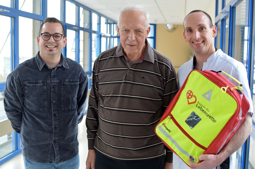 Notfallsanitäter Ken Schneider, Patient Udo Mahren und Oberarzt Dr. med. Dirk Nauheimer im Krankenhaus der Barmherzigen Brüder Trier.