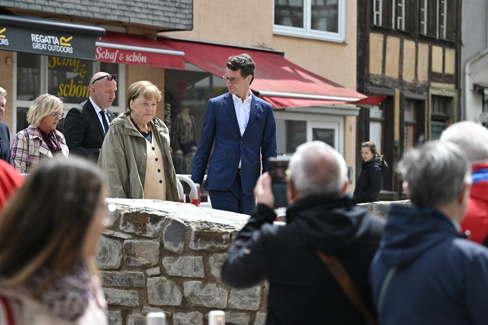 Gemeinsamer Rundgang mit Angela Merkel, Ministerpräsident Hendrik Wüst und Bürgermeisterin Sabine Preiser-Marian durch Bad Münstereifel.