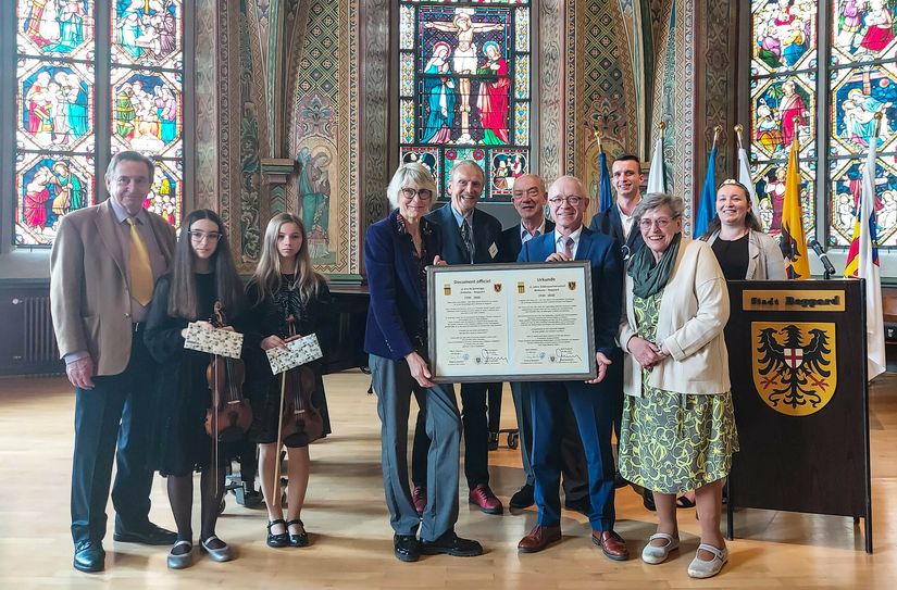 Sleznova (15 Jahre, Violine), Nonna Lantsova (12 Jahre, Violine). Beatrix Peter, Erste Vorsitzende des Freundeskreises in Amboise, Denis Pierson, Zweiter Vorsitzender des Freundeskreises in Amboise, Dr. Heinz Bergmann, Freundeskreis Amboise-Boppard, Bürgermeister Jörg Haseneier, Erika Bergmann, Erste Vorsitzende des Freundeskreises Amboise-Boppard, Bacchus Felix Kahl, Carina Groß, Bopparder Weinprinzessin.