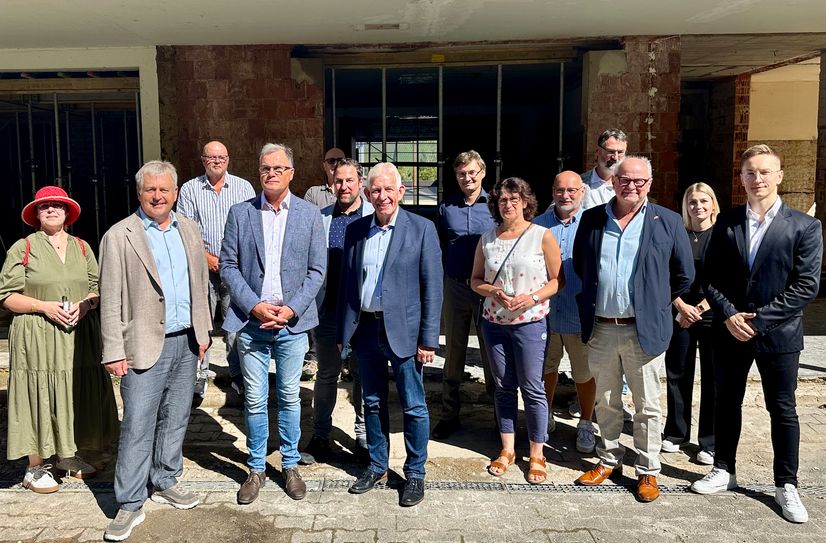 Die österreichische JUFA Hotel Gruppe und weitere Projektbeteiligte stellten im Rahmen des Weinfests
der Mittelmosel den Baufortschritt des neuen, familienfreundlichen Hotels in Bernkastel-Kues vor. U.a. mit dabei: Stadtbürgermeister Wolfgang Port, Leo Wächter, Verbandsbürgermeister, Gerhard Wendl, Gründer und Geschäftsführer JUFA Hotels, Jan Berdi, Berdi Architekten,
Christian Rautenberg, Geschäftsführer der Sybac Immobilien GmbH und Jörg Lautwein, Wein- und Ferienregion
Bernkastel-Kues GmbH (WFB).