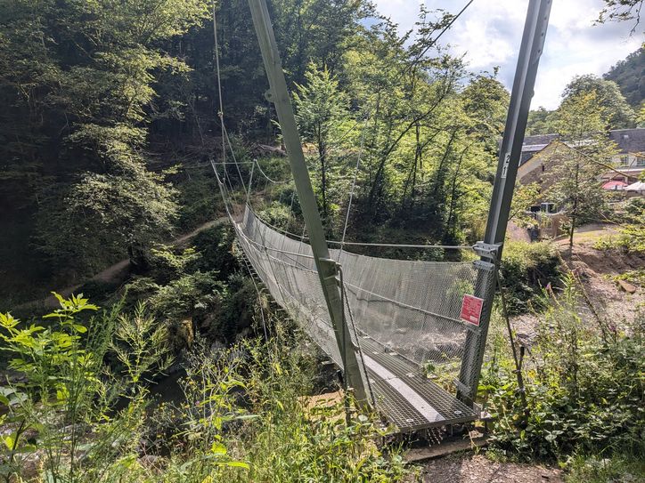 Die neue Stahlseilbrücke in Plein